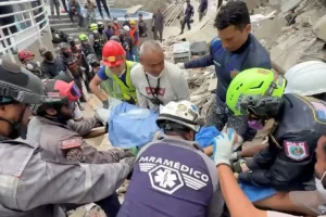 Βενεζουέλα: 21χρονος ανασύρθηκε ζωντανός μετά από 106 ώρες στα ερείπια – Η επιχείρηση απεγκλωβισμού διήρκησε 43 ώρες