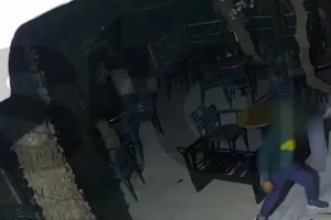 Ρόδος: Καρέ – καρέ η εισβολή ανήλικων διαρρηκτών σε κατάστημα