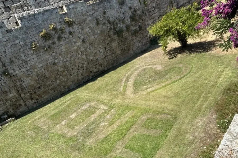 Ο «ερωτευμένος Ροδίτης» ξαναχτύπησε: Χάραξε «LOVE» στον χλοοτάπητα της Μεσαιωνικής Πόλης