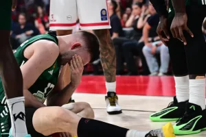 Ο Νίκος Ρογκαβόπουλος τραυματίστηκε και αποχώρησε με λυγμούς από το Ολυμπιακός – Παναθηναϊκός