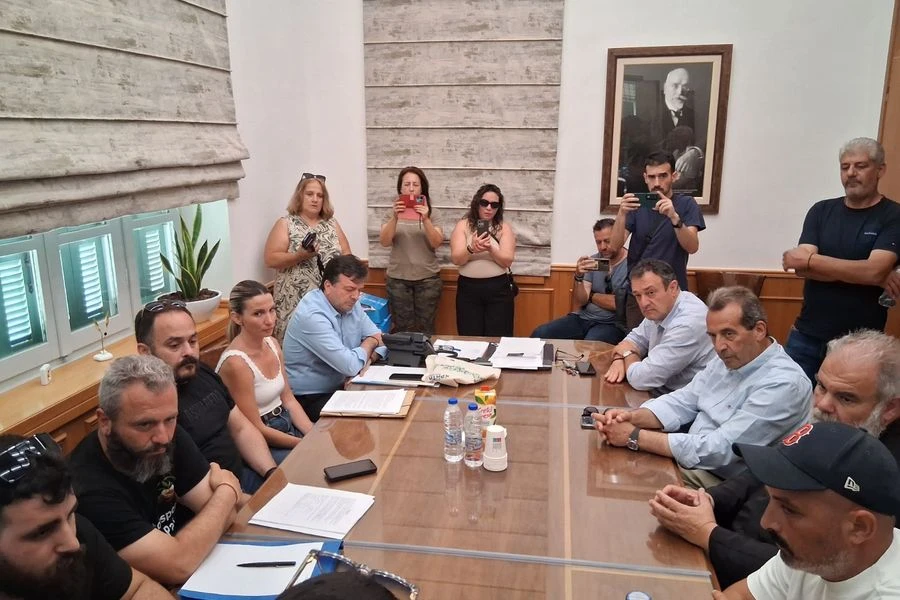 Τηλεδιάσκεψη Θ. Πλεύρη για τη δομή μεταναστών με περιφερειάρχη και δημάρχους