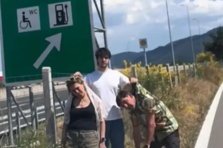 Γεράσιμος Σκιαδαρέσης και Μπέσσυ Μάλφα σε χιουμοριστικό βίντεο με τον 21χρονο γιο τους από τα «ΣΕΑ Αταλάντης»