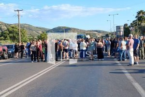 (ΦΩΤΟ – ΒΙΝΤΕΟ) Ξεσηκωμός για τη δομή μεταναστών: Άναψε “φωτιές” η απόφαση Πλεύρη για τις αποθήκες Σκουλούδη – Για τρίτη μέρα θα κλείσει ο δρόμος το απόγευμα
