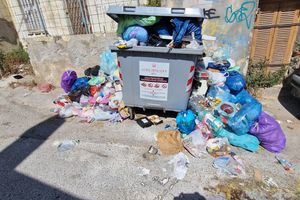(ΦΩΤΟ) Για 5η ημέρα «πνίγεται» στα σκουπίδια περιοχή του Ηρακλείου – Καταφεύγουν στη δικαιοσύνη οι κάτοικοι