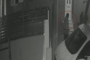 Θρίλερ στο Αστυνομικό Μέγαρο: Νεκρή γυναίκα στα κρατητήρια – Είχε πετάξει το παιδί της στα σκουπίδια και την είχαν φέρει για το δικαστήριο