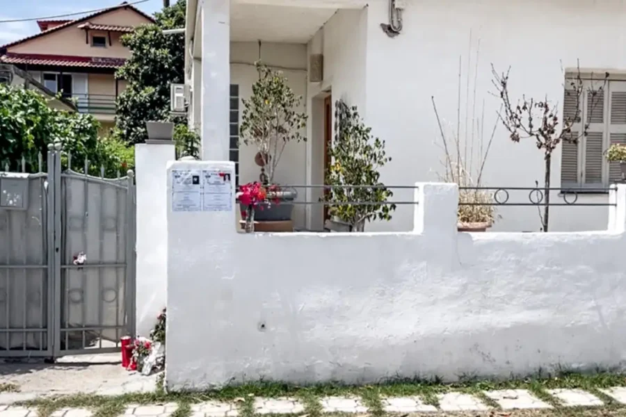 Εντοπίστηκε άτυπη πόρτα από συρματόπλεγμα δίπλα στο σπίτι της διπλής δολοφονίας στο Αίγιο – Το σενάριο για «θαμμένα» στοιχεία
