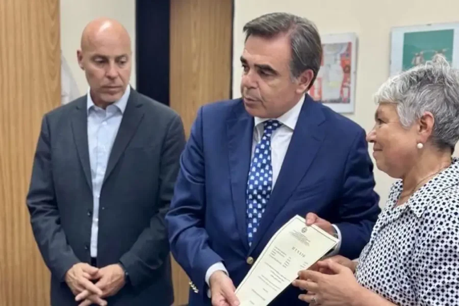 Ο Μαργαρίτης Σχοινάς παρέλαβε το πτυχίο του Βαγγέλη Γιακουμάκη από τη Γαλακτοκομική Σχολή Ιωαννίνων
