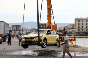 Λιμάνι Πειραιά: «Πάτησε γκάζι και κατέληξε στη θάλασσα» – Η περιγραφή μάρτυρα για την πτώση του ταξί