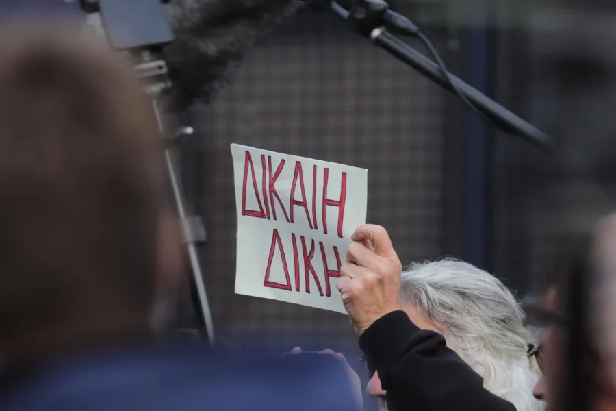 Σύλλογος Συγγενών Θυμάτων Τεμπών: Να αναβαθμιστούν οι κατηγορίες για Καραμανλή