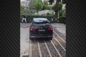 Αλβανία: Διαδηλωτές πέταξαν αυγά σε αυτοκίνητα βουλευτών