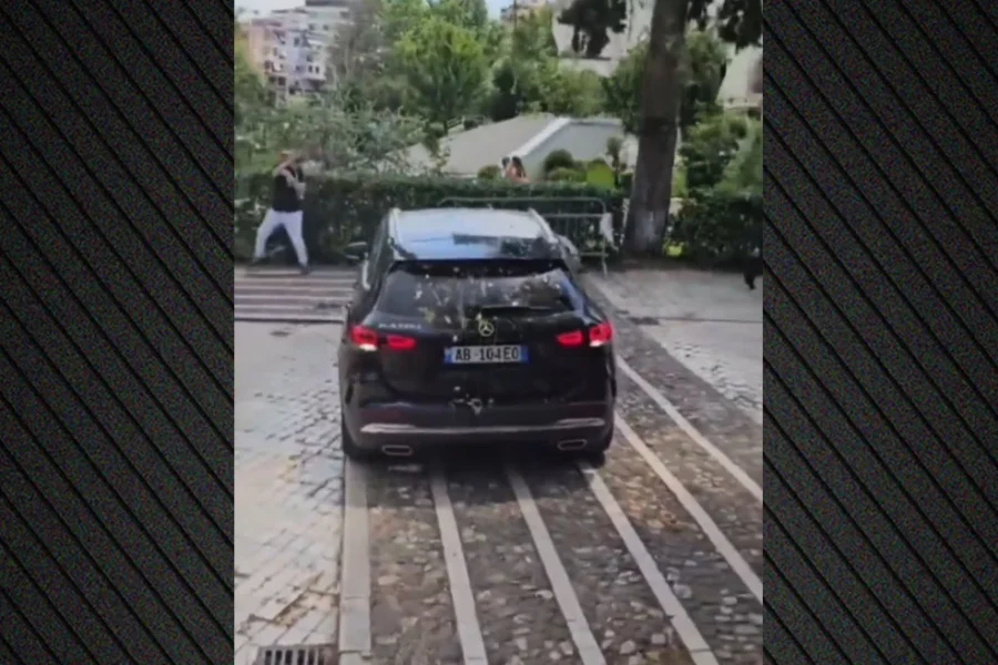 Αλβανία: Διαδηλωτές πέταξαν αυγά σε αυτοκίνητα βουλευτών