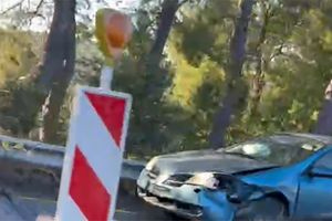 Τροχαίο ατύχημα στον ΒΟΑΚ λίγο πριν τον κόμβο Καλυβών (φωτογραφίες)