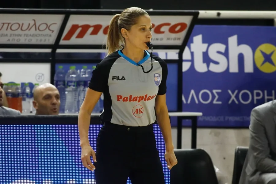 Άγνωστοι με μηχανάκια έξω από το σπίτι της Τσαρούχα, φώναξαν συνθήματα, πέταξαν τρικάκια και έβαψαν τοίχους