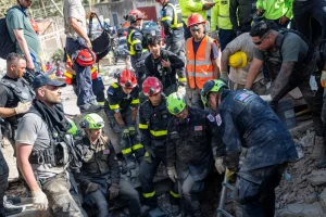 Συγκλονιστικά βίντεο από τις διασώσεις στη Βενεζουέλα 4 ημέρες μετά τους σεισμούς – Οικογένειες εκλιπαρούν για βοήθεια κάτω από τα συντρίμμια
