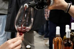 Ο Τραμπ απειλεί με δασμούς 100% στα γαλλικά κρασιά, αν το Παρίσι δεν άρει φόρο σε αμερικανικούς κολοσσούς τεχνολογίας