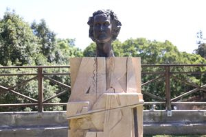 Η προτομή του Νίκου Ξυλούρη ξανά στη βάση της στην πλατεία Κύπρου στην Όαση (pic & video)