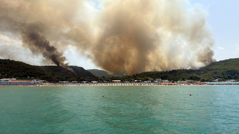 Ιταλία: Πάνω από 400 άνθρωποι απομακρύνθηκαν δια θαλάσσης λόγω μεγάλης πυρκαγιάς στην Απουλία