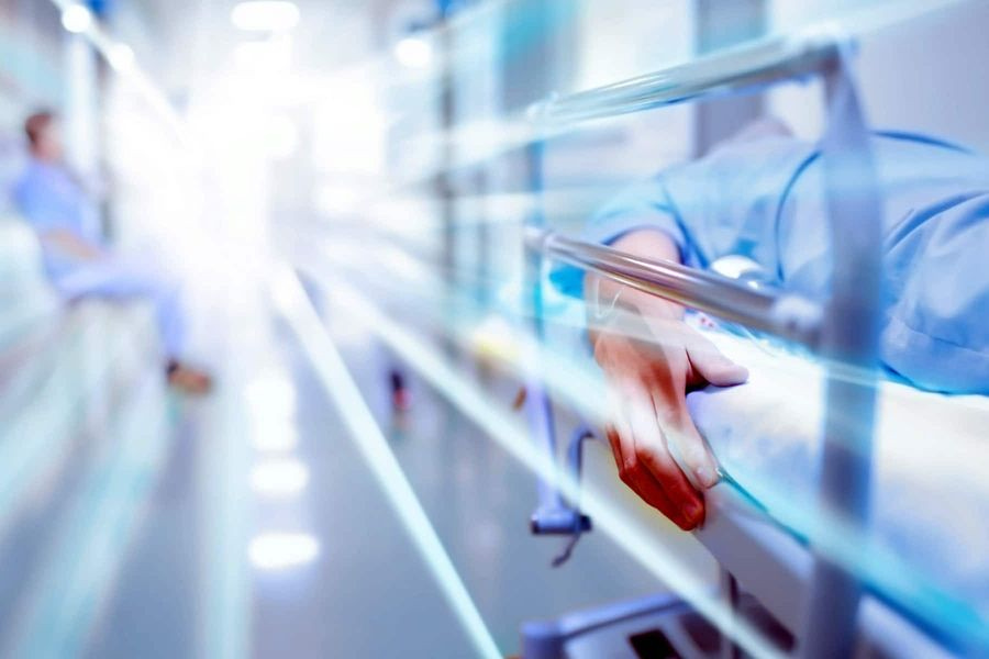 Και χρέη εργάτη..φαρμακείου για τους τραυματιοφορείς του Πανεπιστημιακού νοσοκομείου