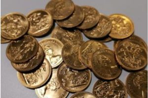 Γιαγιά – “μακρυχέρα” ξάφριζε τον εγγονό της επί 5 μήνες – Συνελήφθη γιατί “σήκωσε” τις λίρες και τα πεντόλιρα