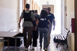 Σύρος: «Άνοιξα την πόρτα και είδα το μαχαίρι στο χέρι της, φώναξε και ο άντρας μου την κυνήγησε»