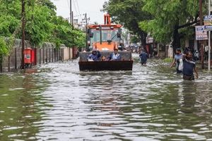 Ινδία: 9 νεκροί στην κατάρρευση πελώριου όγκου απορριμμάτων εξαιτίας καταρρακτωδών βροχών