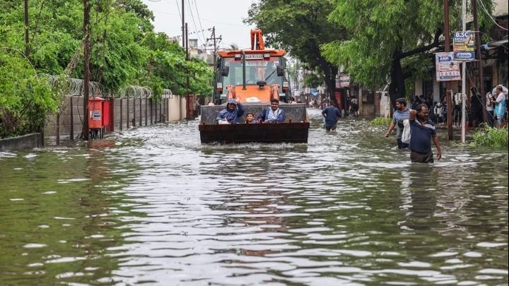 Ινδία: 9 νεκροί στην κατάρρευση πελώριου όγκου απορριμμάτων εξαιτίας καταρρακτωδών βροχών