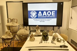 Χειροπέδες σε 71χρονο για αρχαιοκαπηλία και παράνομη οπλοκατοχή – Ακόμη και περικεφαλαία είχε στην κατοχή του