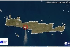 Δορυφορική αποτύπωση του καπνού από την πυρκαγιά στην Κρήτη και της μεταφοράς καπνού προς την Ελλάδα από πυρκαγιές στην Τουρκία