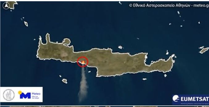 Δορυφορική αποτύπωση του καπνού από την πυρκαγιά στην Κρήτη και της μεταφοράς καπνού προς την Ελλάδα από πυρκαγιές στην Τουρκία