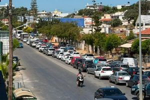 Το ίδιο μαρτύριο κάθε πρωί στον Κλαδισό Χανίων – Ουρές, νεύρα και ένα φανάρι που δεν αλλάζει ποτέ (φωτό)