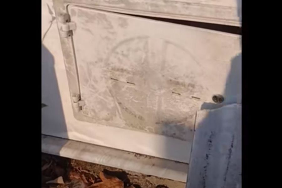 “Θαμμένα”μυστικά: Μετέτρεψε τον τάφο συγγενή του σε «καβάτζα» ναρκωτικών (video)