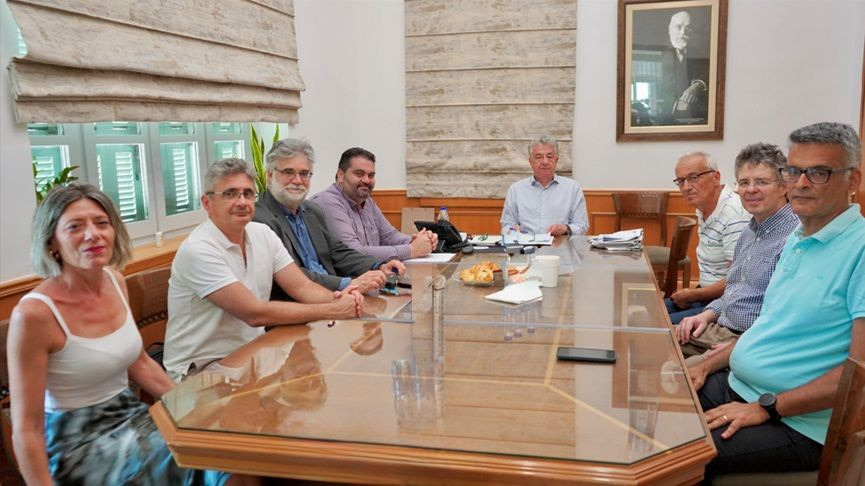 Σύμπραξη της Περιφέρειας Κρήτης με τα ερευνητικά ιδρύματα του νησιού για τη νέα εποχή στη φυτοπροστασία της ελιάς Προγραμματική σύμβαση υπέγραψε ο Σταύρος Αρναουτάκης