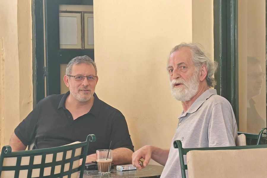 “Δύο μαύρα πουκάμισα”: Σε τηλεοπτικό πλατό μετατράπηκε ο Δημοτικός Κήπος Χανίων για το σήριαλ του Mega (pics)