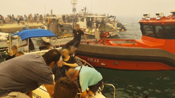 Σε εξέλιξη επιχείρηση εκκένωσης δια θαλάσσης στον Άγιο Βασίλειο Βοιωτίας-Μεγάλη πυρκαγιά στην περιοχή