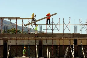 Υπ. Εργασίας: Υποχρεωτικά τα μέτρα προστασίας των εργαζομένων λόγω καύσωνα