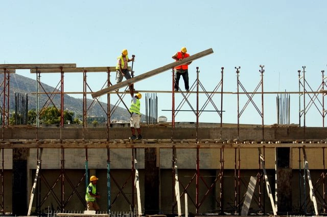 Υπ. Εργασίας: Υποχρεωτικά τα μέτρα προστασίας των εργαζομένων λόγω καύσωνα
