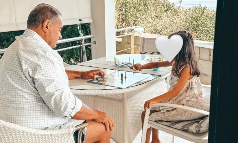 «Στο σπίτι του παππού είναι όλα αλλιώς» – Στην Κρήτη με την κόρη της η Μαρία Ηλιάκη