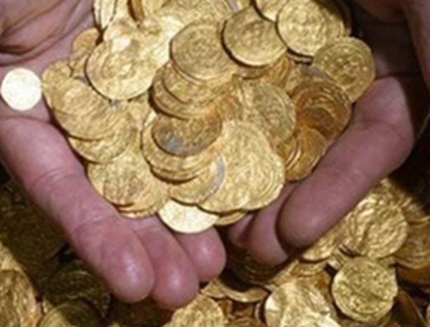 Προσποιήθηκαν υπαλλήλους του ΔΕΔΔΗΕ και άρπαξαν λίρες και χρυσαφικά από 79χρονη