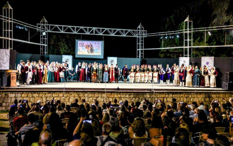 Ιστορικό αντάμωμα παράδοσης και ενότητας στην εκδήλωση «Στα βήματα του Λυκείου των Ελληνίδων»