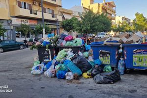 “Γυαλίζουν” το κέντρο του Ηρακλείου, αφήνουν βρωμιά στις συνοικίες – Μέχρι πότε η Υπηρεσία Καθαριότητας θα “βάζει πλάτη” στις υποχρεώσεις του αναδόχου; (pics)