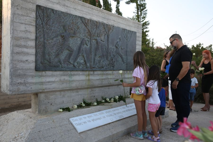 Σε κλίμα βαθιάς συγκίνησης οι εκδηλώσεις μνήμης για τα 104 θύματα στο Μάτι