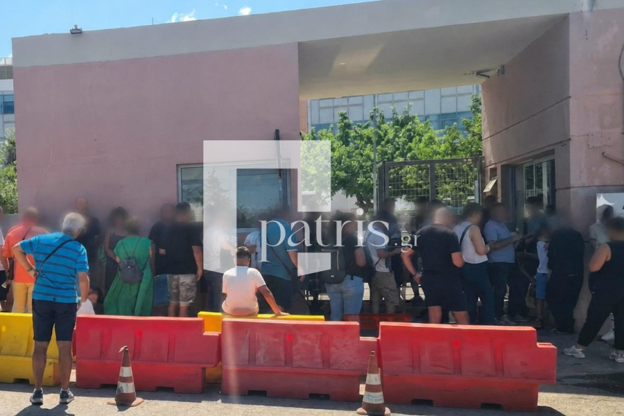 “Ντελίριο” στο Ηράκλειο: Ουρές από τη νύχτα στο Αστυνομικό Μέγαρο για διαβατήριο αντί για νέες ταυτότητες – Στην παραζάλη της συνωμοσίας… για μικροτσίπ και άλλα τινά!