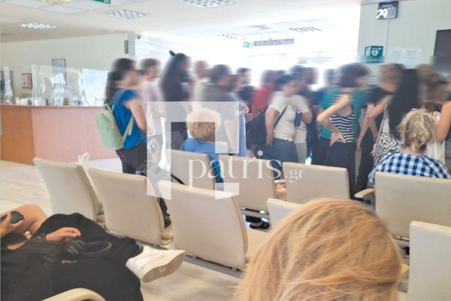 Χαμός… με τα διαβατήρια στο Ηράκλειο: Με αυτοσχέδιες λίστες από τα ξημερώματα… μοιράζουν χαρτάκια προτεραιότητας μόλις ανοίξει το μηχάνημα (pics)
