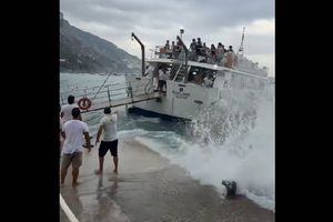 Τρόμος στο Ποζιτάνο: Το viral βίντεο που δείχνει τουριστικό σκάφος στο έλεος της καταιγίδας