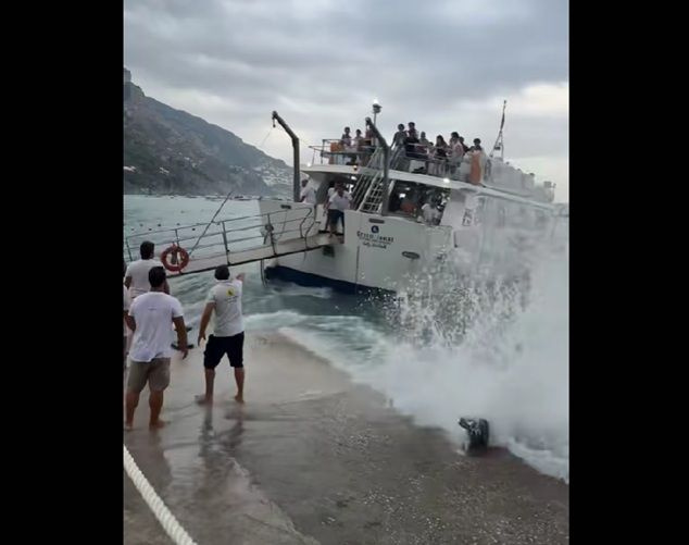 Τρόμος στο Ποζιτάνο: Το viral βίντεο που δείχνει τουριστικό σκάφος στο έλεος της καταιγίδας