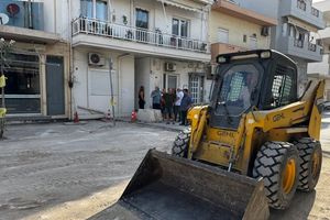 Αλλάζει όψη η πλατεία Ελευθέρνης στα Καμίνια – Ξεκίνησαν οι εργασίες ανακατασκευής με νέα επίστρωση και αστικό εξοπλισμό