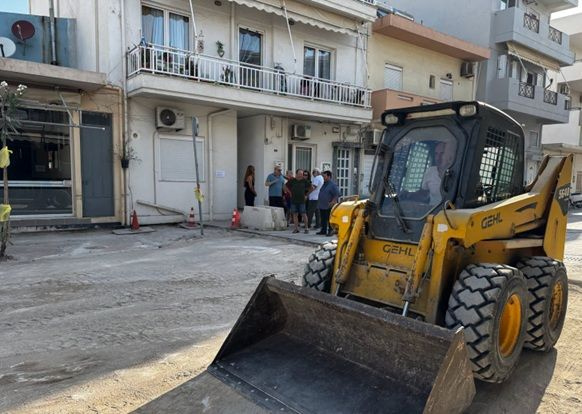 Αλλάζει όψη η πλατεία Ελευθέρνης στα Καμίνια – Ξεκίνησαν οι εργασίες ανακατασκευής με νέα επίστρωση και αστικό εξοπλισμό