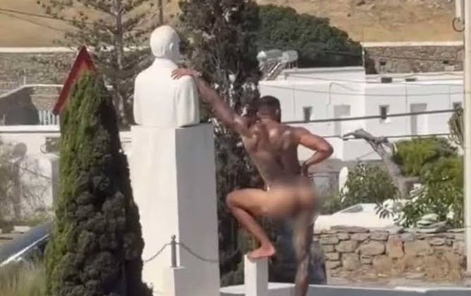 Τα πέταξε όλα έξω στη Μύκονο – Γυμνός μπροστά στην προτομή του Κωνσταντίνου Καραμανλή 26χρονος εκατομμυριούχος influencer
