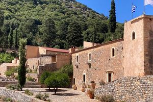 Ο Χαρίτωνας Χνάρης και τα αδέλφια Αντώνης και Δημήτρης Δομαλάκης