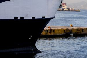 Άνδρος: Τραυματίστηκε γυναίκα στο λιμάνι – Σχοινί πλοίου έσπασε το τζάμι του αυτοκινήτου της